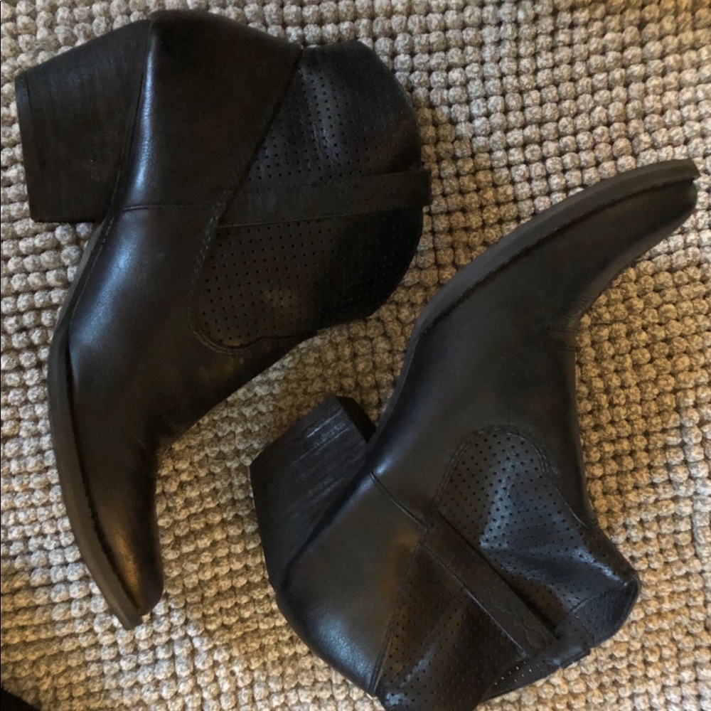 Very Volatile cowboy boots